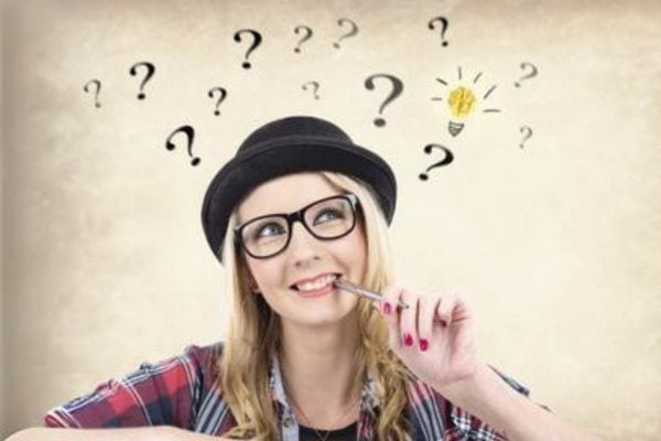 verunsicherte-finanzentscheiderin-die-finanzcoaching-braucht unsichere Finanzentscheiderin bei der Geldanlage - vermoegenundzukunft